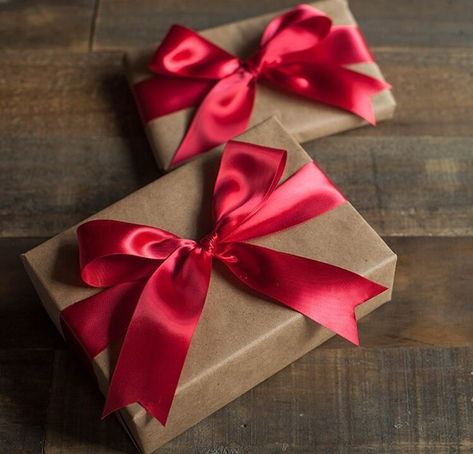 How To Tie A Present Bow With Ribbon, Tying A Bow On A Present, How To Tie Gift Bow, How To Tie Bow On Present, Gift Wrap Bows With Ribbon, How To Tie A Bow On A Gift, How To Tie The Perfect Bow With Ribbon, How To Tie A Perfect Bow With Ribbon, How To Tie A Ribbon On A Gift