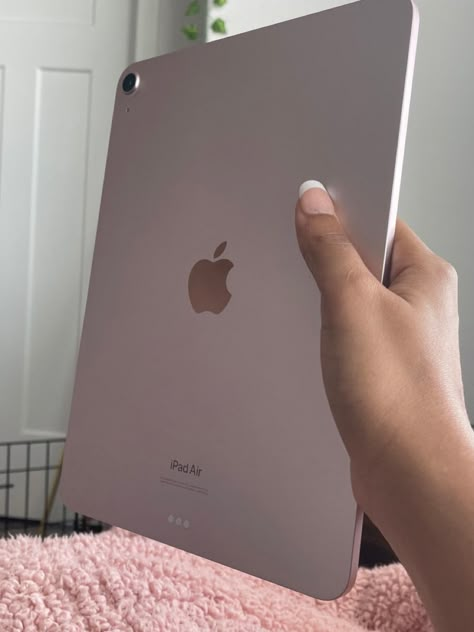 Pink Ipad Air Aesthetic, Ipad Aesthetic Pink, Ipad Air Pink, Apple Gadgets Iphone, Apple Ecosystem, Apple Gadgets, Pink Ipad, Ipad Essentials, Ipad Air 5