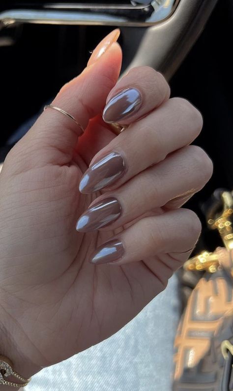 Bonfire serenade & white chrome. Almond Fall nails with a chrome kick. Chrome Nails Almond, Pearl Chrome Nail, Best Summer Nails, Pearl Chrome, White Chrome Nails, Summer Nails Ideas, Les Nails, Nails Chrome, Chrome Nail