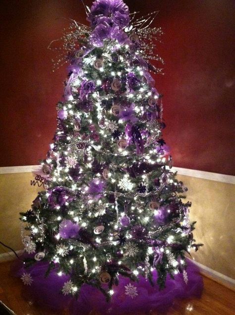 Purple Christmas Tree...these are the BEST Christmas Tree Ideas! Purple Christmas Tree Decorations, Purple Christmas Decorations, Purple Christmas Tree, Creative Christmas Trees, Purple And Silver, Purple Christmas, Cool Christmas Trees, Beautiful Christmas Trees, Black Christmas