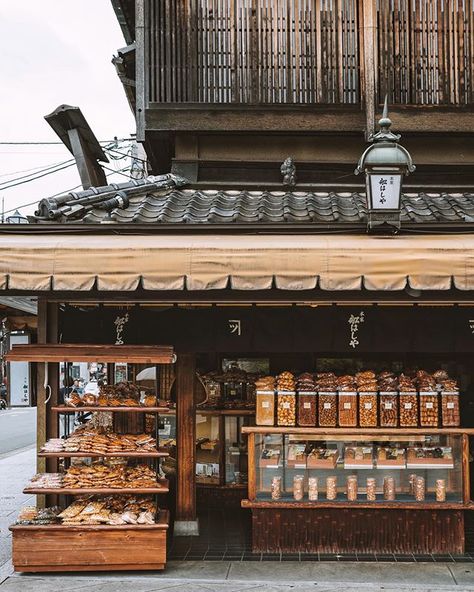 rice cracker snack shop in Kyoto / sliceofpai Rice Cracker, Ikea Play Kitchen, Visit Kyoto, Japanese Town, Rice Crackers, Japanese Style House, Snack Shop, Japanese Store, Cracker Snacks