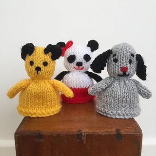 Sooty And Sweep, Arm Cast, Christmas Knitting Projects, Bunny Knitting Pattern, Finger Puppet Patterns, Baby Booties Knitting Pattern, Big Knits, Puppet Patterns, Craft Stalls