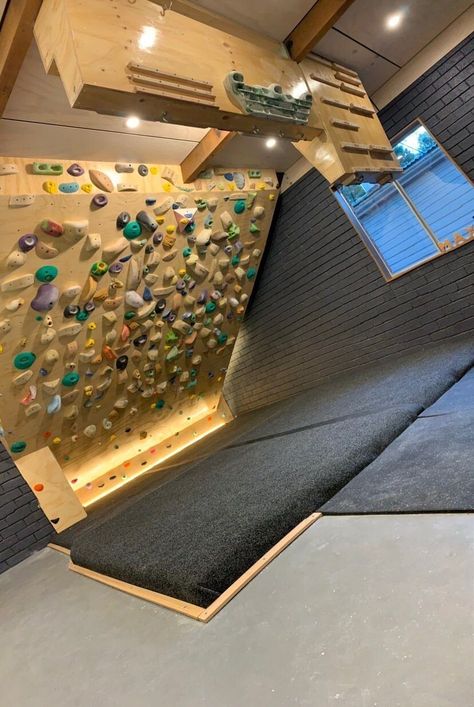 Woody - Climb Fit Hangboard Setup, Creative Wall Painting Diy, Home Rock Climbing Wall, Wall Painting Diy, Climbing Hall, Indoor Bouldering, Diy Climbing Wall, Paintings Creative, Simple Wall Paintings