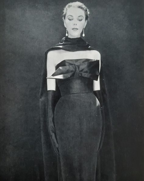 lanvin haute couture 1954 Lucy Aesthetic, 19s Fashion, Dramatic Essence, Lanvin Dress, Victorian Townhouse, A Night At The Opera, Jeanne Lanvin, Fifties Fashion, Vintage Fashion Photography