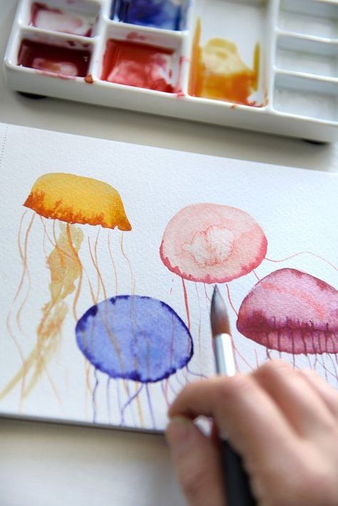 31 Easy Watercolor Art Ideas for Beginners Painting Jellyfish, Arte Peculiar, Learn Watercolor, Watercolor Paintings For Beginners, Cat Air, Watercolor Paintings Easy, Seni Cat Air, 수채화 그림, Diy Watercolor