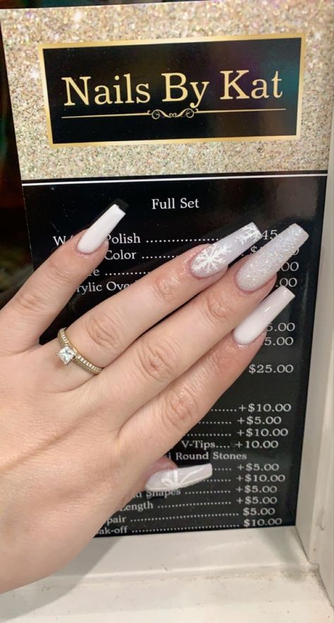 Winter Aesthetic Acrylic Nails, Long Snowflake Nails, White Nails Ideas Winter, Long White Christmas Nails, Frosty White Acrylic Nails, White Base Christmas Nails, White Winter Nails Snowflakes, White Nails With Designs Christmas, Medium Length Winter Nails