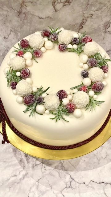 Modern Christmas Cake, Christmas Cake Design, Christmas Cake Decorating Ideas, Christmas Cake Decorating, Christmas Cake Decoration, Traditional Christmas Cake, Christmas Cakes Easy, One Layer Cakes, Bolo Red Velvet