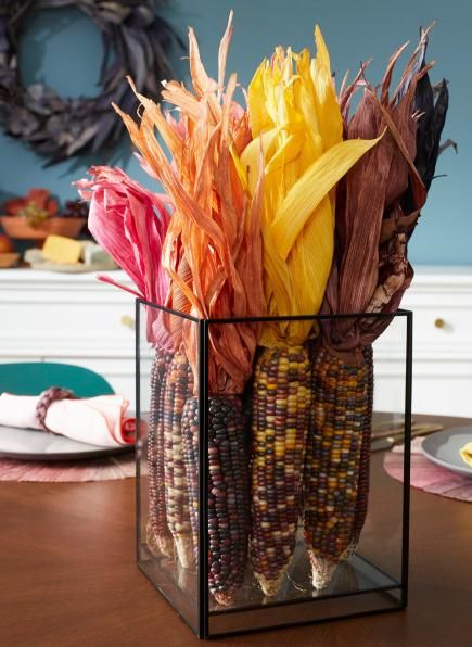 Corn husk bouquet: A super easy fall craft! See our story for details on this project + more ideas for corn husk crafts. Corn Cob Crafts, Corn Husk Wreath, Corn Husk Crafts, Corn Husks, Straw Wreath, Dried Corn, Indian Corn, Corn Cob, Easy Fall Crafts