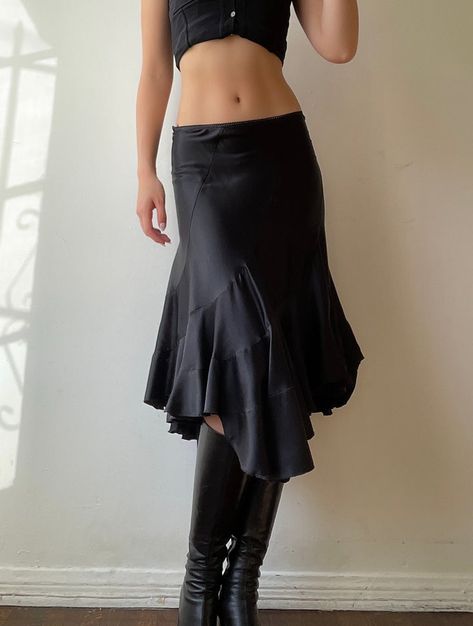 Assymetric Skirts Outfit, Black Asymmetrical Skirt Outfit, Asymmetrical Skirt Outfit, Asymmetrical Clothes, Asymetric Skirt, Midi Skirt Y2k, Skirt Outfit Fall, Outfits 2000s, Tango Dress