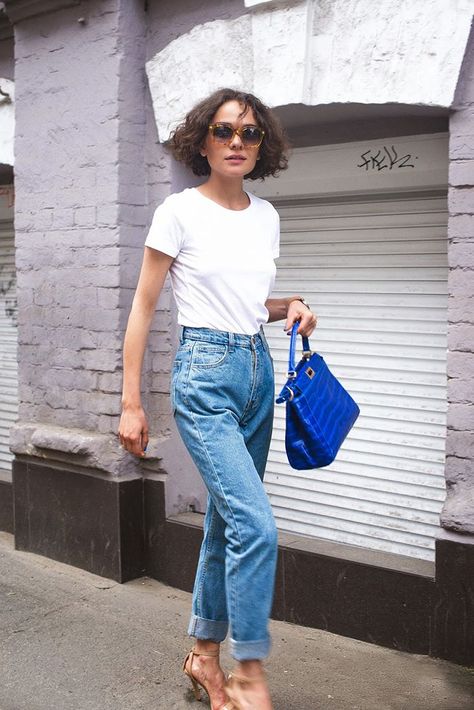 Minimal Classic Style, How To Look Expensive, Looks Jeans, Blue Handbag, Mom Jeans Outfit, Denim On Denim, Spring Look, Blue Purse, High Waisted Mom Jeans