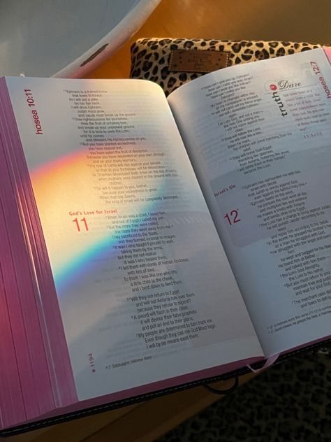 Scripture, rainbow, bible study, bible aesthetic Girls Bible Study Aesthetic, Rainbow Bible, Journaling Ideas For Beginners, Doodling Drawings, Creative Bible Journaling, Bible Aesthetic, Bible Journaling Ideas, Inspire Bible, Gospel Bible