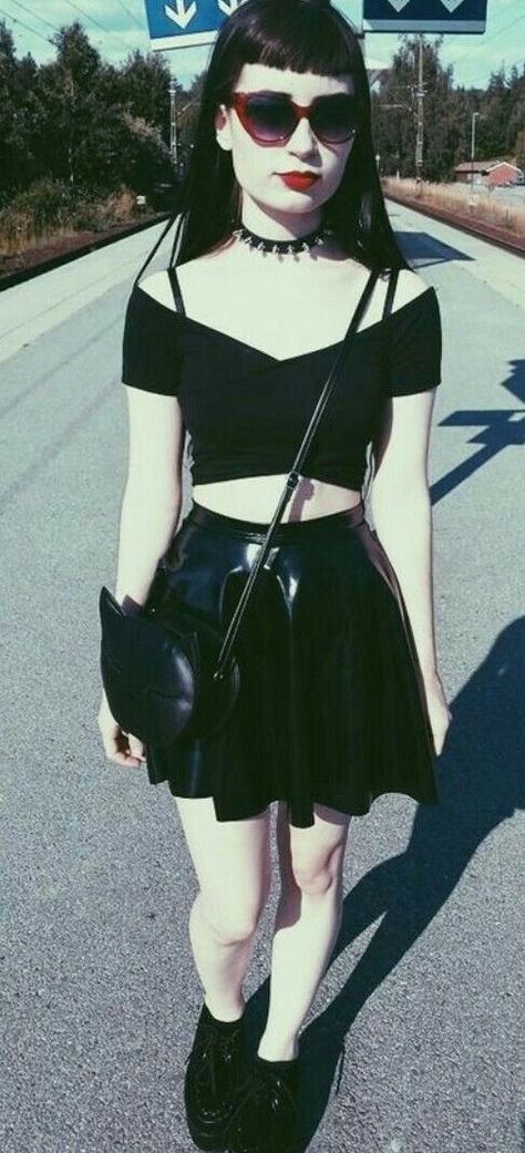 Cute summer goth outfit Summer Goth Outfits, Fall Grunge, Martens Outfit, Fall Skirt, Outfit Grunge, Doc Martens Outfit, Mode Emo, Summer Goth, Doc Marten