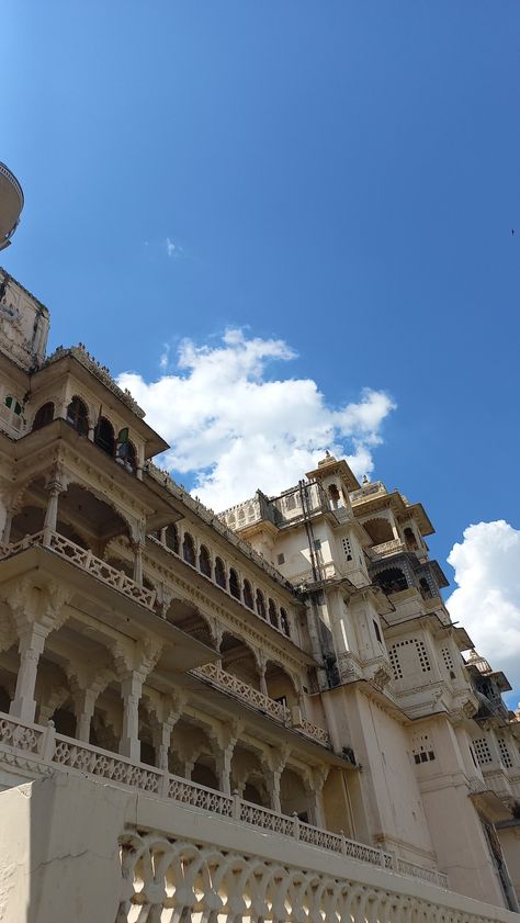 Indie Architecture, Udaipur Aesthetic, Udaipur City Palace, Rajasthan Photography, City Palace Udaipur, Desi Aesthetics, Best Snapchat, Asian Architecture, Indian Architecture