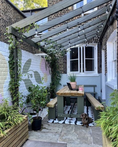 Side Return Garden, Tiny Backyard, Narrow Garden, Garden Mural, Small Courtyard Gardens, Courtyard Gardens Design, Small Patio Garden, Back Garden Design, Courtyard Design