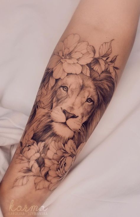 Lion Shoulder Tattoos For Women, Lion Forearm Tattoo, Tattoo Avant Bras, Lion Forearm Tattoos, Lion Tattoo Sleeves, Feminine Tattoo Sleeves, Lion Tattoos, Leo Tattoos, Inspiration Tattoos