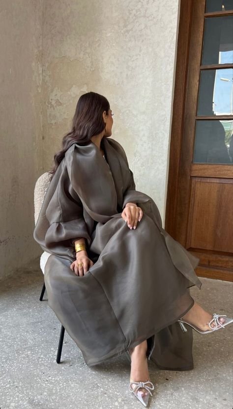 Princess inspired abaya. Beautiful material with princess bow heels. Fashion Abaya Style, Abaya Aesthetic, Abaya Inspiration, Khaleeji Aesthetic, Abaya Mode, Khaleeji Abaya, Elegant Abayas, Mode Abayas, Fashion Abaya