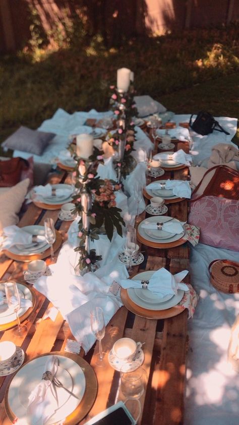 Luxury picnic ideas Luxury Picnic Ideas, Picnic Place, Luxury Picnics, 25th Bday, Luxury Picnic, Brown Luxury, Spring Picnic, Picnic Decorations, Picnic Ideas