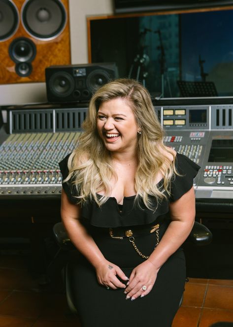 Kelly Clarkson Hair, British Movies, British Celebrities, Big Personality, British Women, Naomi Watts, Female Actresses, Kelly Clarkson, Badass Women