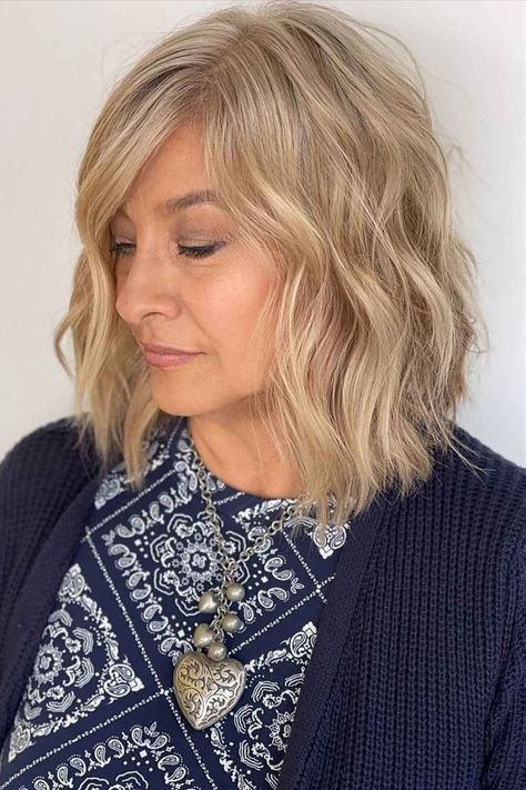 blonde-hair-with-lowlights-for-older-women-with-mid-length-hair Low Light Hair Color, Blonde Hair With Lowlights, Summer Blonde Hair, Hair With Lowlights, Blonde Hair With Bangs, Light Blonde Hair, Spring Hair Color, Ash Blonde Hair, Beige Blonde