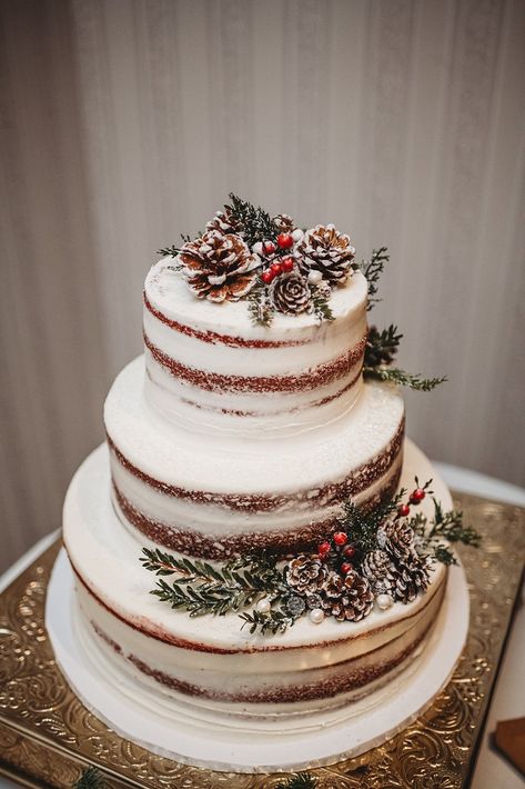 Winter Torte, Christmas Wedding Themes, Christmas Wedding Inspiration, Christmas Wedding Cakes, Rustic Winter Wedding, Winter Wedding Cake, Winter Wedding Decorations, Themed Wedding Cakes, December Wedding