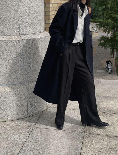 Long Coat Dark Academia, Dark Academia Black Outfit, Suit With Boots, Dark Fashion Aesthetic, V Core, Estilo Tomboy, Estilo Harajuku, Woman In Suit, Academia Outfits