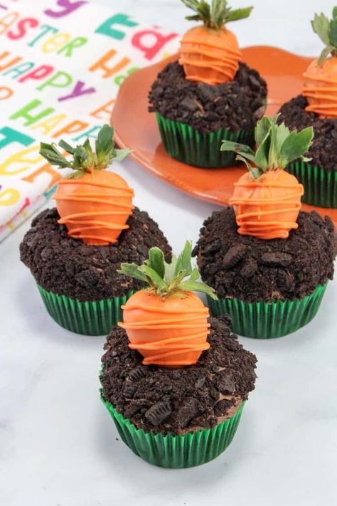 Carrot Cupcakes for Easter Easter Pudding Cups, Easter Carrot Cupcakes, Cupcakes For Easter, Easter Cupcake Recipes, Frosting For Chocolate Cupcakes, Cupcakes Easy, Carrot Patch, Easter Sweets, Carrot Cupcakes