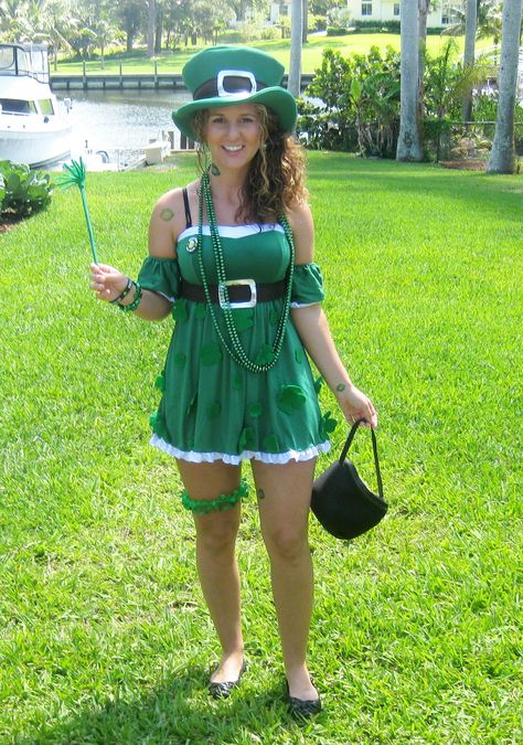 Super awesome leprechaun costume! Air Max Outfit Women, Halloween Costumes Star Wars, Leprechaun Outfit, Costumes For Women Funny, Green Slacks, St Patricks Outfit, Air Max Outfit, Original Halloween Costumes, Irish Costumes