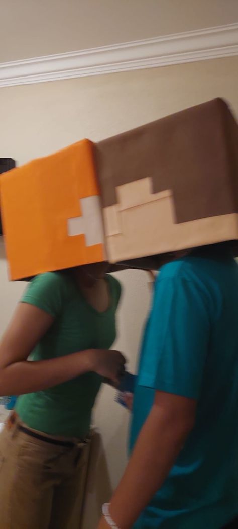 Disfraz de Minecraft Male Cosplay Ideas Easy, Meme Couple Costumes, Fortnite Couple Costume, Alex And Steve Minecraft Costume, Steve And Alex Costume, Fnaf Couple Costume, Minecraft Couple Costume, Halloween Costumes Minecraft, Costume Couples Ideas