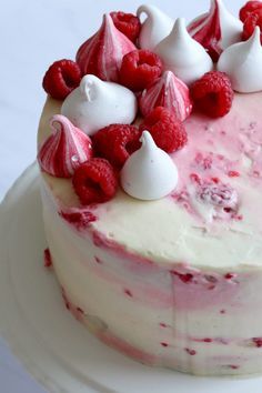 Raspberry & Mascarpone Layer Cake – Curly's Cooking Raspberry Cake Decoration Decorating Ideas, Raspberry Buttercream Cake, Raspberry Mascarpone Cake, Raspberry Birthday Cake, Raspberry Mascarpone, Two Layer Cake, Mascarpone Cake, Valentines Cake, Decoration Patisserie