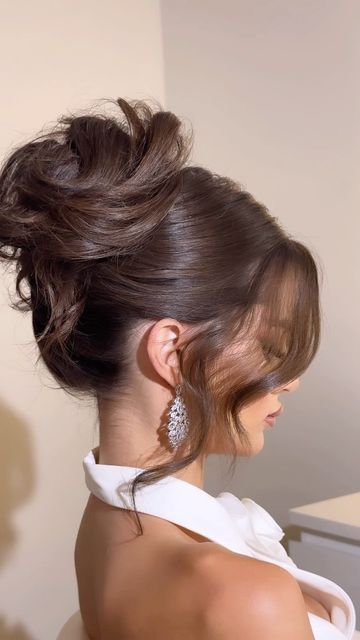 Updo Hairstyles For A Wedding, Old Fashion Hairstyles Curls, Wedding Hair In Bun, Bun For Wedding Hair, Hairstyles For Important Events, Spanish Bride Hairstyles, Elegant Hair Up Styles, Updos For Medium Length Hair Formal, Medium Hair Bun Styles