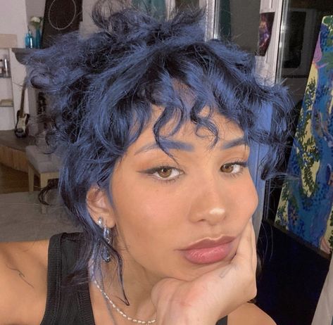 Cute Hair Dye Ideas For Curly Hair Blue, Curly Navy Blue Hair, Dark Blue Short Curly Hair, Deep Blue Curly Hair, Blueberry Blue Hair, Navy Curly Hair, Dark Blue Hair Tan Skin, Midnight Dark Blue Hair Curly, Navy Blue Short Hair