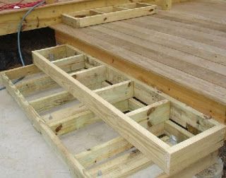 Building Deck Steps, How To Make Stairs, Deck Stair Railing, Patio Stairs, Terrasse Design, Deck Steps, Patio Steps, Building Stairs, Floating Deck