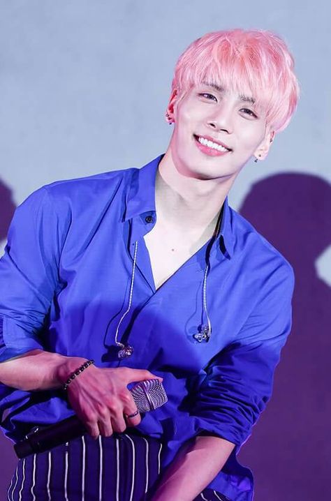 Jonghyun Jonghyun Pink Hair, Caleb Logan, Shinee Members, Shinee Debut, Onew Jonghyun, Shinee Jonghyun, Always Smile, Korean Entertainment, Asian Boys