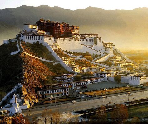 Potala Palace: Lhasa, Tibet. This building served as the residence of the Dalai Lama, as well as a monastery, mausoleum and governmental offices. That all changed in 1959, when the People's Liberation Army of China ousted the Dalai Lama and took control of Tibet and the palace. Sad. Lhasa Tibet, Monte Everest, Tibet Travel, Potala Palace, Lhasa, Bhutan, China Travel, Dalai Lama, Maui Hawaii