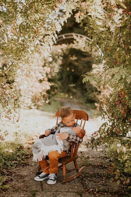 Newborn Sibling Pictures Outdoor, Outside Newborn Pictures With Siblings, Newborn Family Photos Sibling Outdoors, Family Photos With Chair, Outdoor Newborn Photos With Siblings, Newborn Outdoor Photoshoot With Siblings, Autumn Newborn Photoshoot, Rocking Chair Photoshoot, Fall Newborn Family Pictures