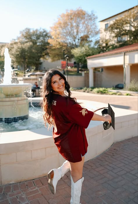 Txst Grad Photos, Texas State University Graduation Photos, Graduation Photos Aesthetic, Texas State Graduation Pictures, College Grad Outfit, Graduation Props, University Graduation Photos, Poses Graduation, Sr Photos