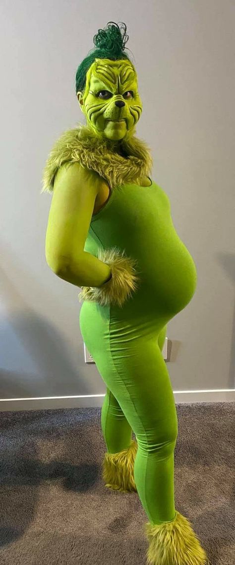 Couple Costume Pregnant, Pregnant Shrek Costume, Best Pregnant Halloween Costumes, Pregnant Costumes Halloween, Pregnant Costume Ideas Family, Funny Pregnancy Halloween Costumes, Grinch Couple Costume, Pregnant Shrek, Pregnant Grinch Costume