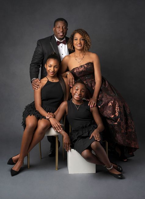 Couple Posing Photography, Family Photo Portraits, Diy Family Portraits Ideas, Black Family Studio Photoshoot, African American Family Photoshoot Ideas, Studio Family Christmas Photos, Glam Family Photoshoot Studio, Formal Family Photoshoot Studio, Small Family Pictures