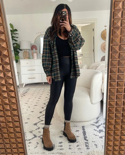 Shacket Outfit Leggings, Cute Flannel Outfits Winter, Chelsea Boots Outfit Leggings, Chelsea Boots Leggings Outfit, Fall Chelsea Boot Outfits, Boots And Leggings Outfits, Shacket With Leggings, Warehouse Outfits, Outfits With Chelsea Boots