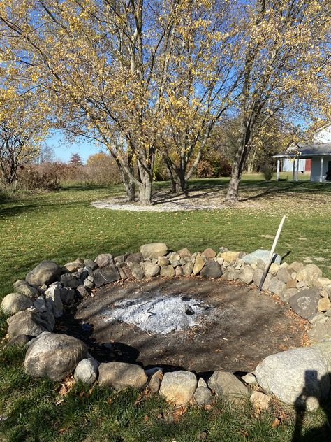 Rustic Bonfire Pit Ideas, Large Bonfire Pit Ideas, River Stone Fire Pit, Rustic Rock Fire Pit, Natural Fire Pit Ideas, Natural Rock Fire Pit, River Rock Fire Pit, Rustic Fire Pit Ideas Backyard, Fire Pit Rocks