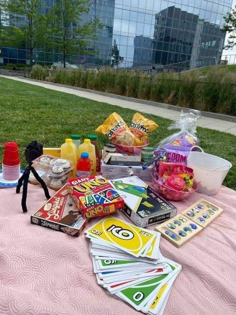 Picnic Vibes Aesthetic, Picnic Friend Date, Cute Spring Date Ideas, Cute Picnic Date Ideas Friends, Picnic Bday Party Ideas Simple, Vision Board Activities, Cute Friend Hangout Ideas, Picnic Activities Ideas, Simple Dates Ideas