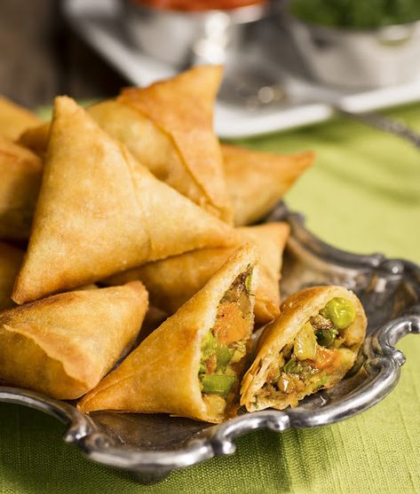 Vegetable Samosas Vegetable Samosa Recipe, Madhur Jaffrey Recipes, Easy Indian Appetizers, Vegetable Samosa, Tandoori Paneer, Kari Ayam, Samosa Recipe, Indian Appetizers, Popular Snacks