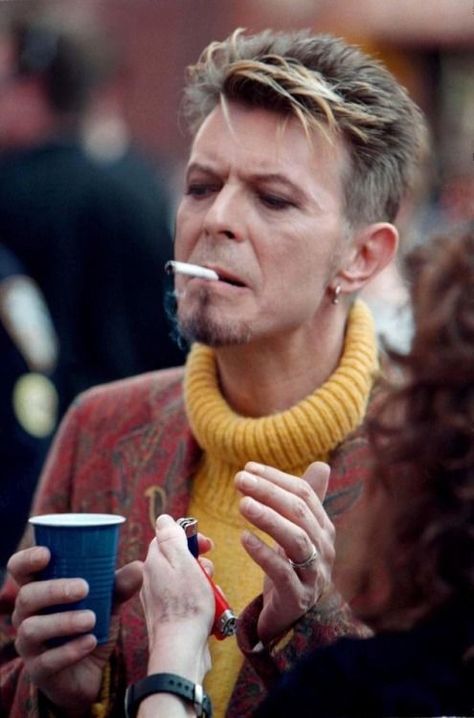 Crayon Jones on Twitter: "I wish I was as prepared for anything as this person with two cigarette lighters just in case David Bowie asked for a light was… https://t.co/5feIRGAGl8" David Bowie 90s, Bowie Earthling, David Bowie Earthling, Marguerite Duras, Major Tom, Lou Reed, Ziggy Stardust, Music Aesthetic, Post Punk