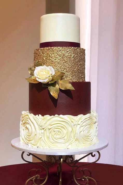 Wedding Cakes Burgundy And Gold, Burgundy Quince Cake, Quince Cakes Burgundy And Gold, Burgundy And Gold Cake Birthday, Gold And Burgundy Wedding Cake, Jake 2023, Burgundy Gold Cake, Burgandy Cake Quince, Cake With Texture