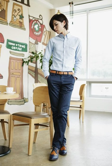 Soft butch beginning professional wardrobe. Great ideas here for a professional wardrobe leaning masculine. Butch Fashion, Teacher Outfits Professional, Tomboy Femme, Estilo Tomboy, Spring Teacher Outfits, Teacher Outfits Fall, Lesbian Fashion, Look Office, Tomboy Chic