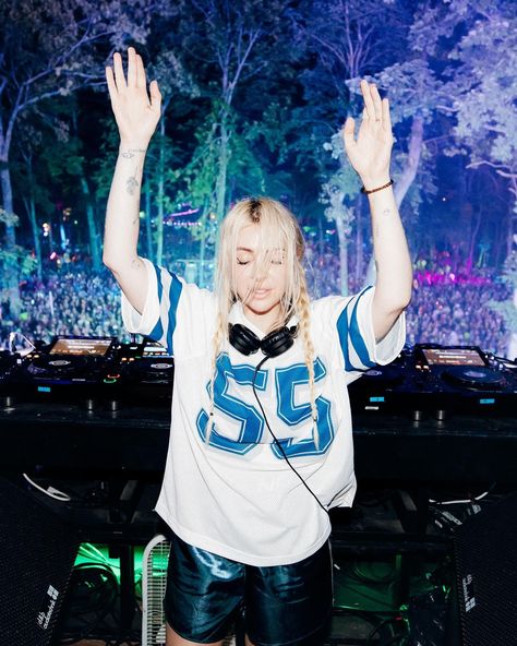 Alison Wonderland (@alisonwonderland) • Instagram photos and videos Alison Wonderland, Everyday Workout, Everyday Outfits, Diva, Musician, Dj, Career, Audio, Instagram Photos