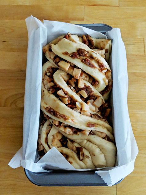 Apple Pie Babka, Apple Babka Recipe, Babka Recipes, Pecan Babka, Bakery Oven, Cranberry Cinnamon, Jewish Holiday Recipes, Babka Recipe, Chocolate Babka