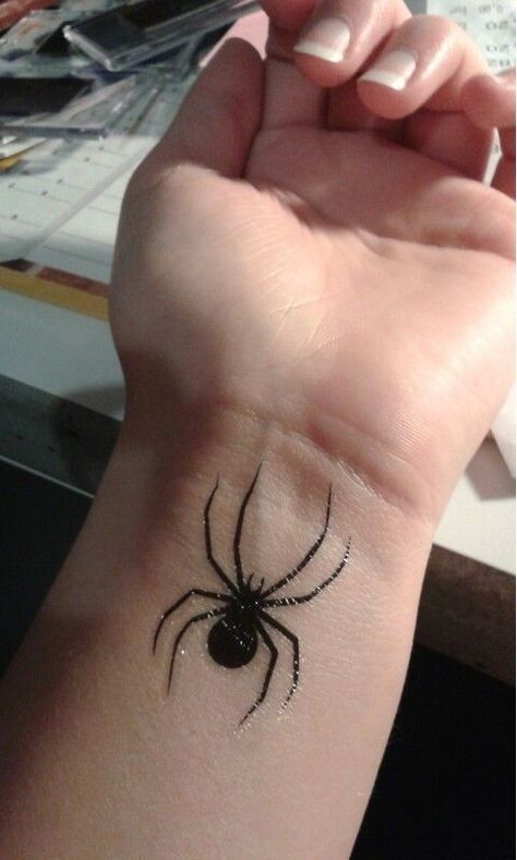 Spider Tattoo For Women Hand, Pen Drawing On Skin Tattoo Ideas, Spider Drawing On Hand, Cool Hand Art With Pen, Hand Drawings On Hand With Pen Y2k, Spider Tattoo Hand, Cool Hand Drawings, Spider On Hand, Hand Drawings On Hand With Pen