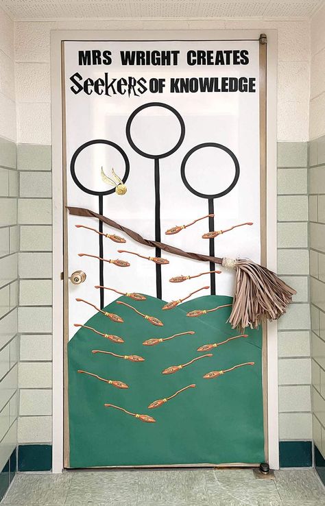 Harry Potter Halloween Door Decorations, Harry Potter Library Display, Harry Potter Hallway Decorations, Harry Potter Library Ideas, Harry Potter Classroom Ideas, Hogwarts Hallway, Fall Teacher Door Ideas, Harry Potter Teacher Appreciation, Harry Potter Classroom Door