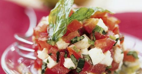 Tartare de tomates mozzarella Caprese Salad Skewers, Pizza Calzone, Healthy Food Alternatives, Creamy Tomato Soup, Food Receipt, Tomate Mozzarella, Summer Cooking, Idee Pasto Sano, Ceviche